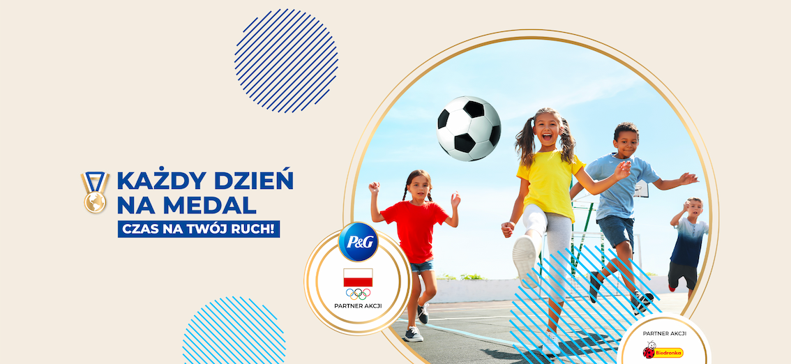 Eine Werbegrafik, die Fußball spielende und rennende Kinder in einem runden Rahmen zeigt, umgeben von abstrakten blauen Formen auf hellem Hintergrund. Der Text in polnischer Sprache wirbt für tägliche Erfolge und die Partnerschaft zwischen P&G, der polnischen Olympischen Stiftung und Biedronka.