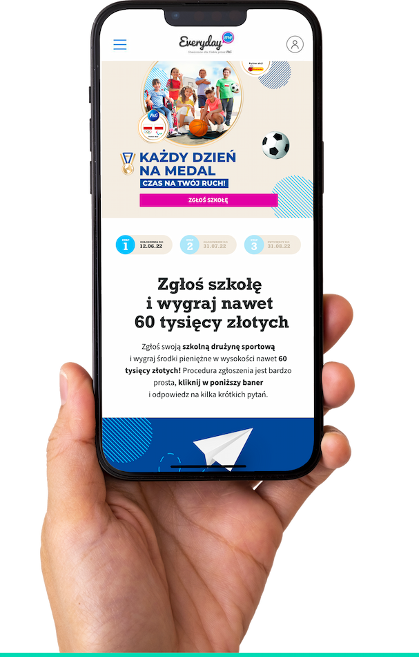 Eine Hand hält ein Smartphone, auf dem die polnische EverydayMe-Website mit Werbeinhalten zu den Olympischen Spielen in Biedronka angezeigt wird.