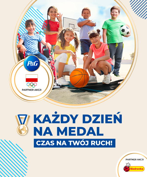 Eine Werbegrafik, die Kinder zeigt, die mit einem Fußball und einem Basketball für die Kamera posieren. Die Kinder sind unterschiedlich und eines von ihnen ist ein Mädchen im Rollstuhl. Die Kinder befinden sich in einem kreisförmigen Rahmen, umgeben von abstrakten blauen Formen auf hellem Hintergrund. Der Text in polnischer Sprache wirbt für tägliche Erfolge und die Partnerschaft zwischen P&G, der polnischen Olympischen Stiftung und Biedronka.