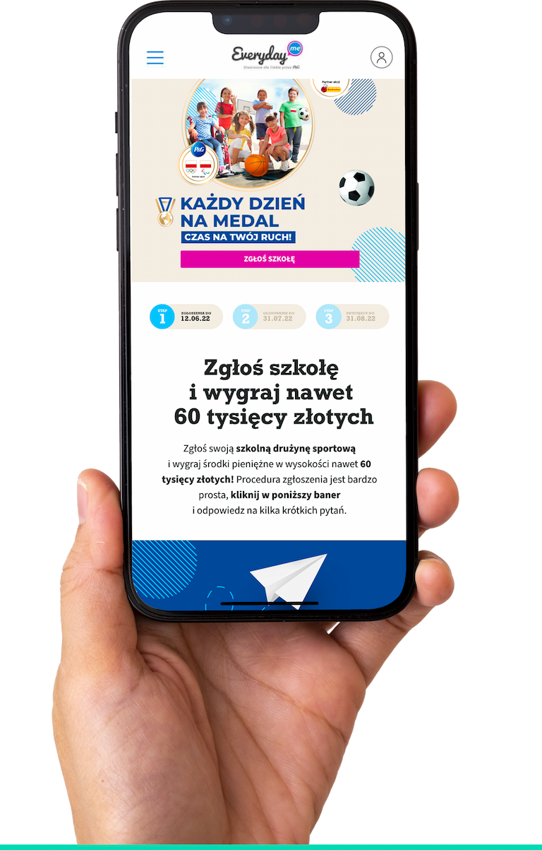 Eine Hand hält ein Smartphone, auf dem die polnische EverydayMe-Website mit Werbeinhalten zu den Olympischen Spielen in Biedronka angezeigt wird.