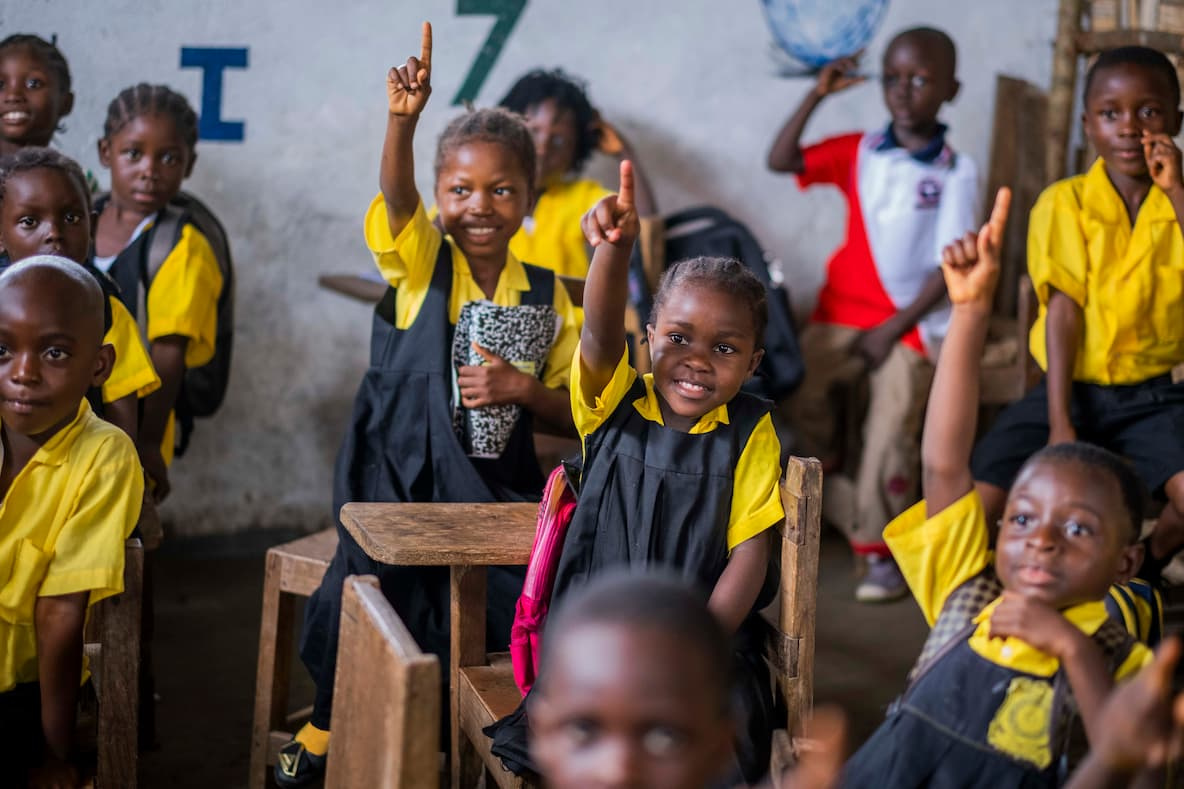 Kinder in einem Klassenzimmer in Afrika.