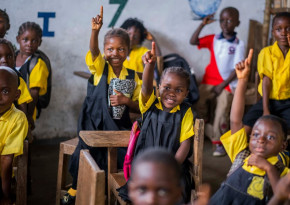 Kinder in einem Klassenzimmer in Afrika.